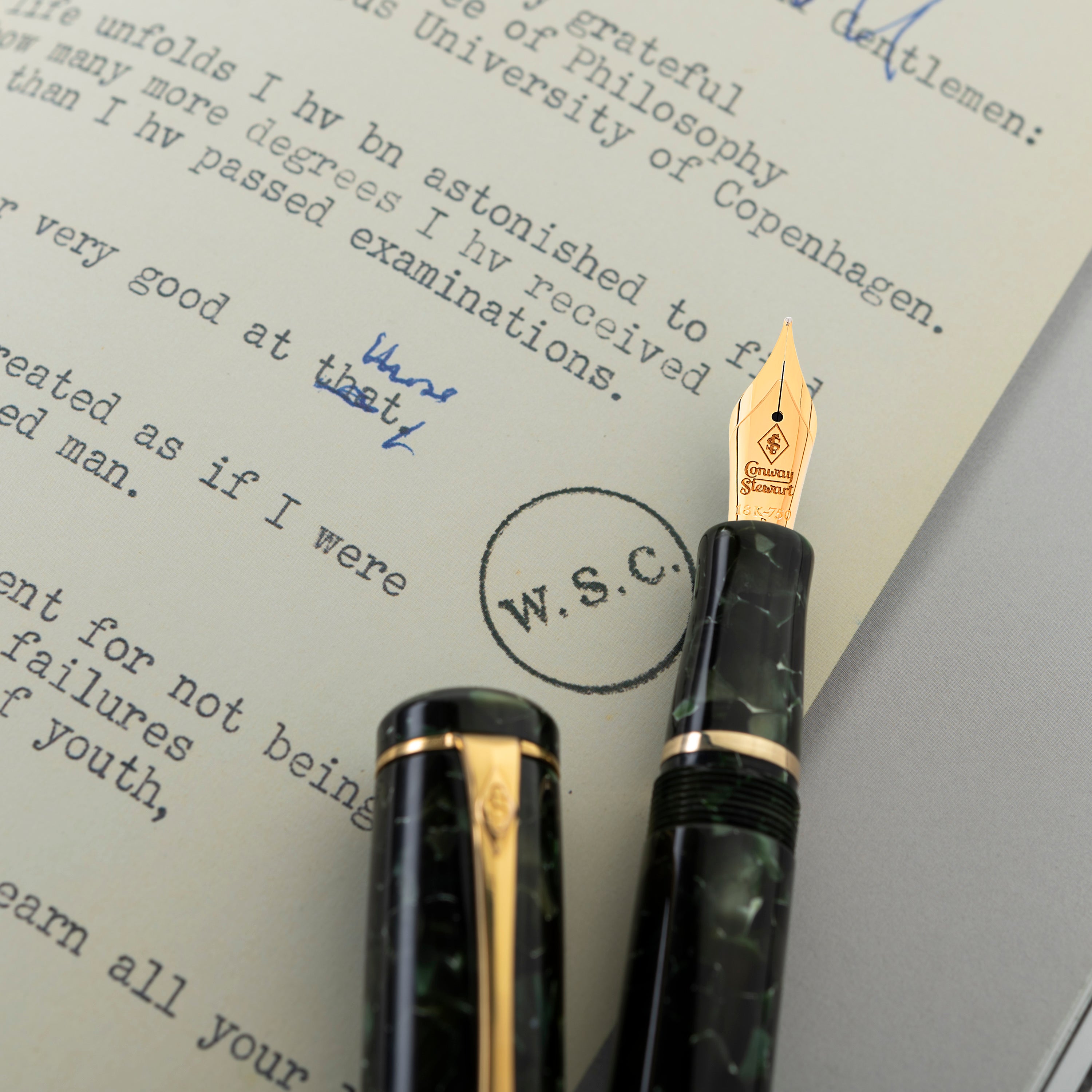 A writing instrument with a classic design, featuring a green barrel and gold accents, named after Winston Churchill A writing instrument with a classic design, featuring a green barrel and gold accents, named after Winston Churchill