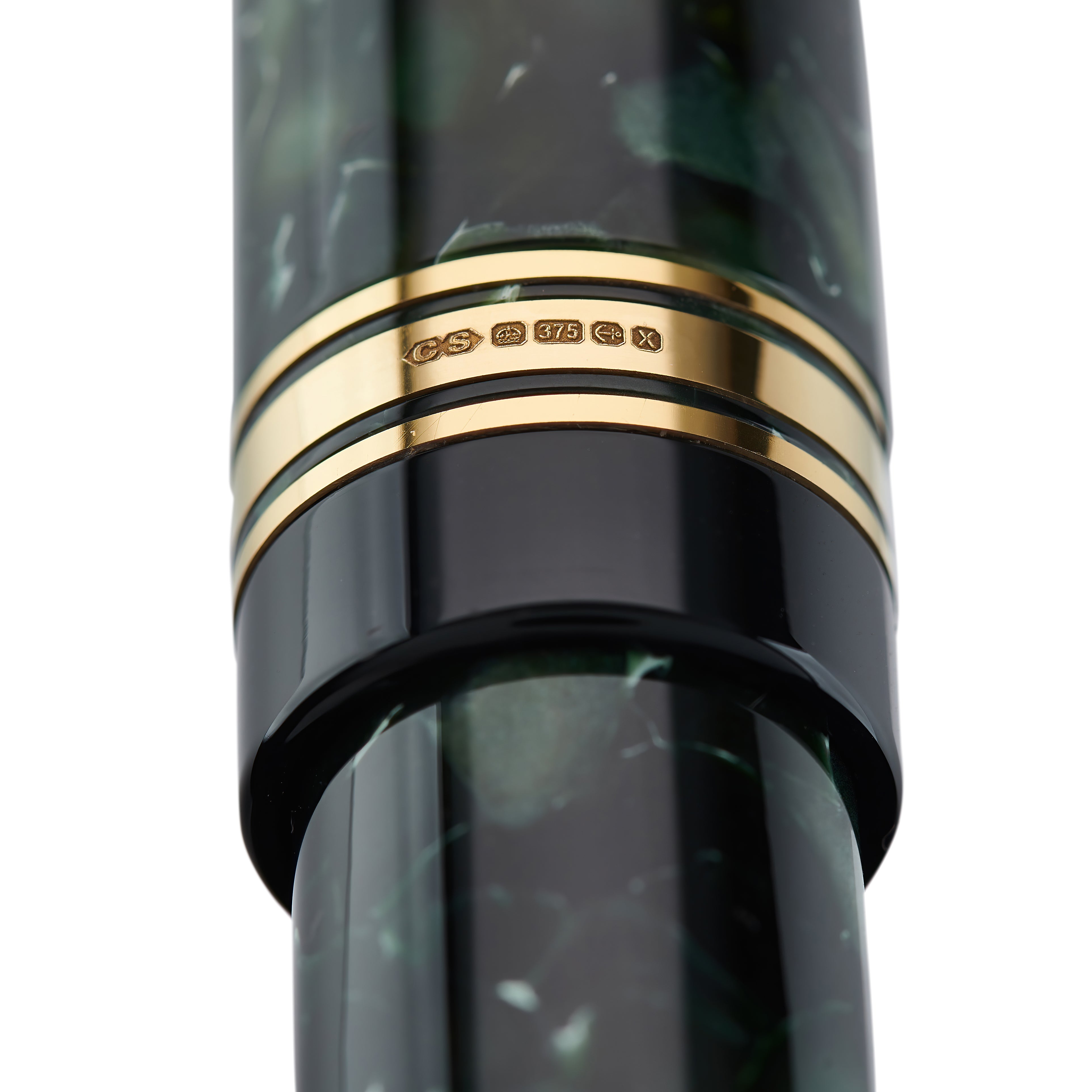 Close-up of the gold cap band hallmark on the Belliver Classic Green